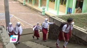 Tingkat pendidikat penduduk di kabupaten Trenggalek masih didominasi warga yang hanya menyelesaikan pendidikannya sampai bangku sekolah dasar (SD) saja, jumlahnya mencapai ratusan penduduk. Sementara itu warga yang melanjutkan hingga jenjang perguruan tinggi hanya ada beberapa ribu saja.