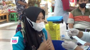 Sebelumnya sempat males saat akan ikut kegiatan vaksinasi massal di daerahnya, emak emak di Kabupaten Trenggalek ini akhirnya justru semangat mengikuti suntik vaksin bareng Koarmada II - TNI AL. Vaksinasi massal ini digelar di Pasar Pon Trenggalek, dan 22 Puskesmas yang tersebar di 14 Kecamatan.