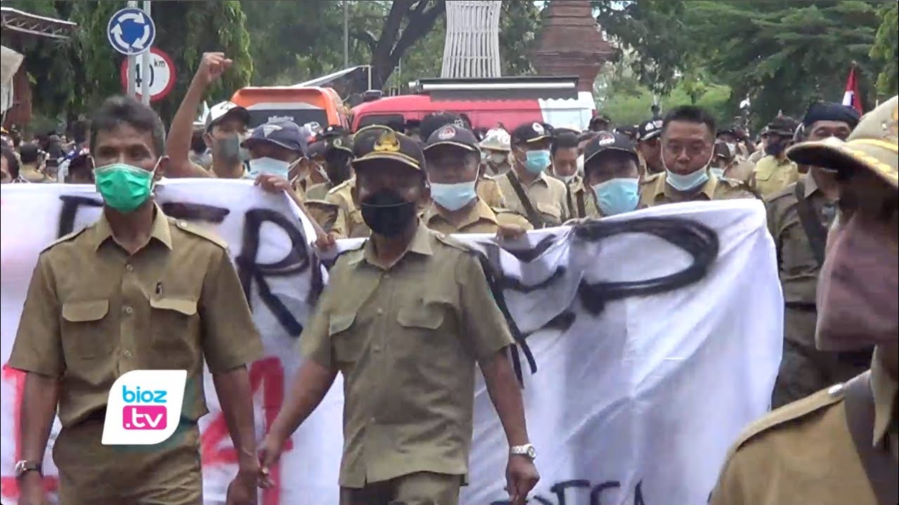 Ngotot tolak perpres 104, ribuan perangkat desa dan kepala desa se Kabupaten Trenggalek gruduk pendopo Trenggalek. Massa meminta agar Bupati mamfasilitasi aspirasi mereka untuk menolak Perpres tersebut. Sementara itu bupati juga menilai jika aksi massa ini merupakan bentuk solidaritas nasional.
