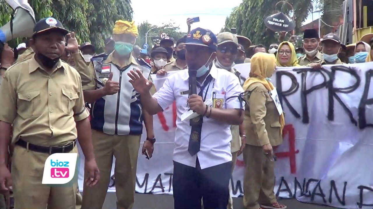 Longmarch demo tolak Perpres 104 dengan seragam biru putih SMP, Ketua Asosiasi Kepala Desa (AKD) Trenggalek beberkan filosofi dibalik kostum yang ia gunakan. Menurutnya, SMP merupakan singkatan dari "saya menuntut pusat". Meski aksinya dilakukan didaerah, namun tuntutannya kepada pemerintah pusat.