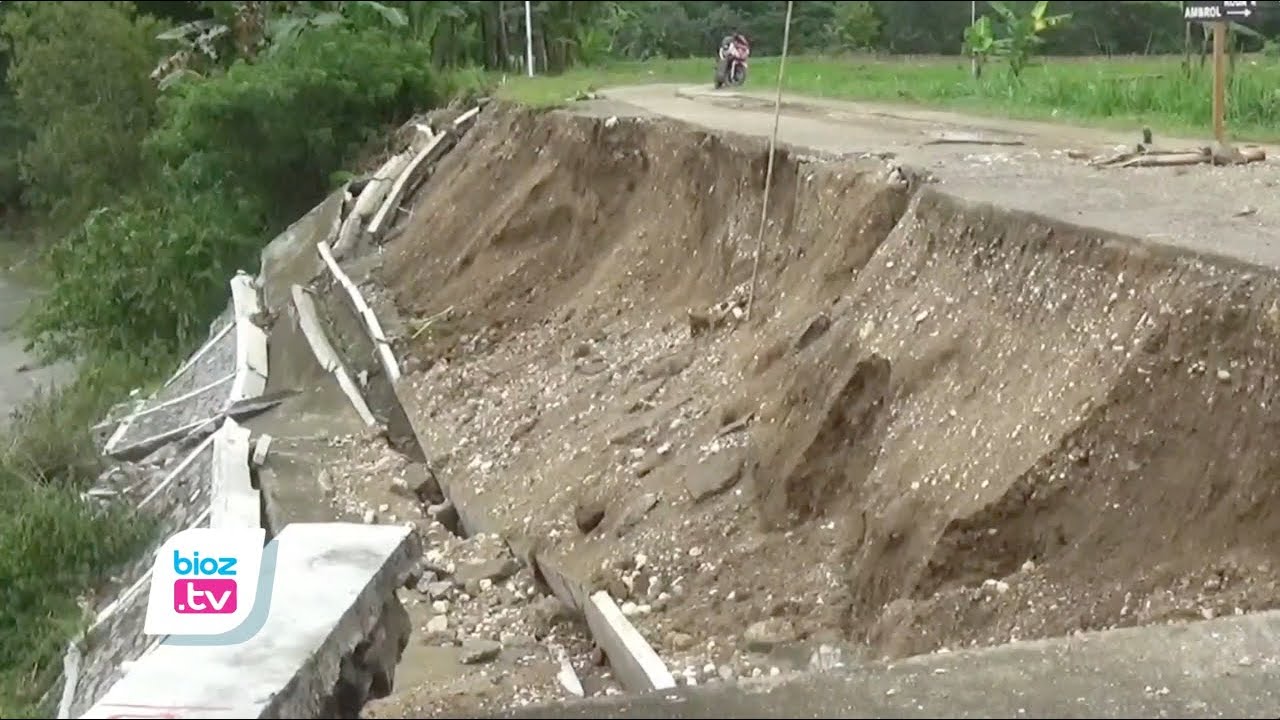 Diguyur hujan lebat selama beberapa waktu terakhir, bangunan tanggul penahan jalan (TPJ) di Desa Mlinjon, Kecamatan Suruh, kabupaten Trenggalek ambrol. Akibat kejadian ini, petugas lakukan pembatasan kendaraan yang melintas. Untuk sementara waktu yang boleh melintas hanyalan kendaraan roda dua.