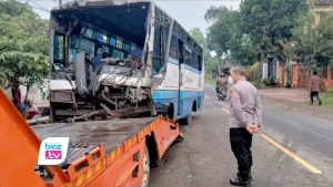 Tabrak Rumah warga di Kecamatan Tugu, Kabupaten Trenggalek, Jawa Timur. Bus Jaya jurusan Ponorogo-Trenggalek ringsek.. Bahkan as roda ban bagian depan bus juga protol, dan bagian depan bus juga hancur. Akibat kejadian ini sopir, kernet, hingga penumpang mengalami luka luka dan harus menjalani perawatan medis. Tabrak Rumah warga di Kecamatan Tugu, Kabupaten Trenggalek, Jawa Timur. Bus Jaya jurusan Ponorogo-Trenggalek ringsek.. Bahkan as roda ban bagian depan bus juga protol, dan bagian depan bus juga hancur. Akibat kejadian ini sopir, kernet, hingga penumpang mengalami luka luka dan harus menjalani perawatan medis.