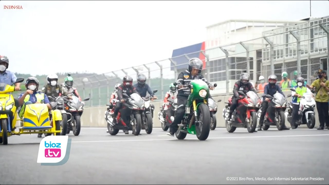 Beli sepatu bot kulit produk asli UMKM Trenggalek, Presiden Joko widodo janjian bareng menteri PUPR akan gunakan sepatu tersebut untuk touring jajal sirkuit mandalika menjelang pagelaran Moto GP Tahun 2022 mendatang. Presiden Jokowi membeli sepatu kulit warna Cokelat, sedangkan Menteri PUPR warna kuning.