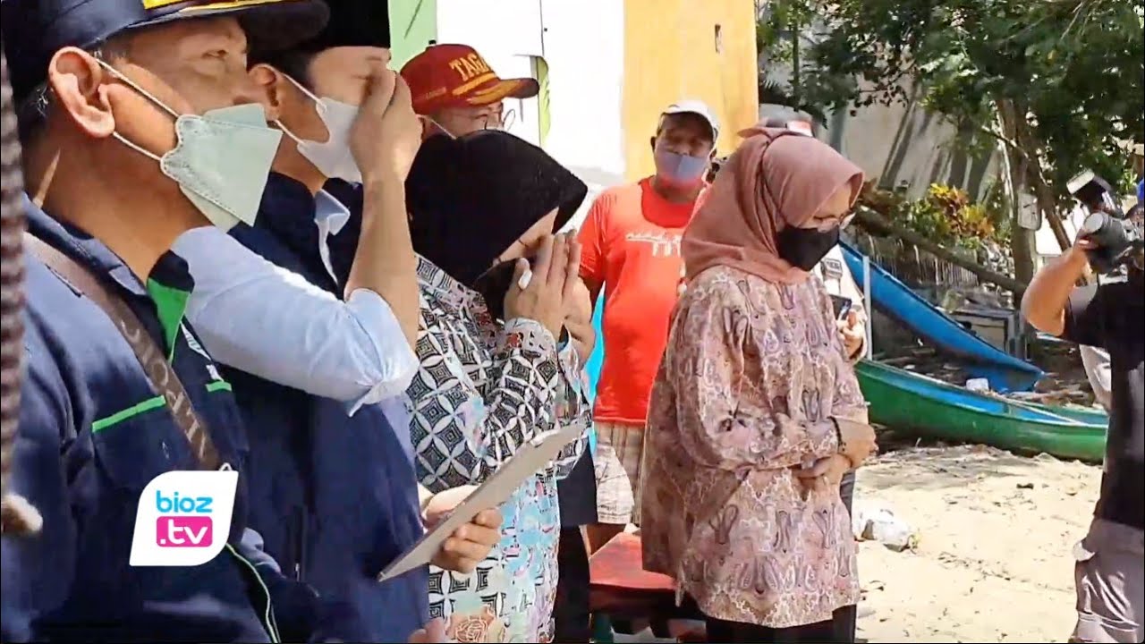 Tinjau lokasi lumbung sosial daerah rawan tsunami yang ada di Kabupaten Trenggalek, Menteri Sosial (Mensos) Tri Rismaharini panjatkan doa di pinggir pantai karanggongso, Kecamatan Watulimo. Meski sesuai analisis BMKG potensi tsunami itu ada, Risma berharap semoga bencana besar itu tidak sampai terjadi.