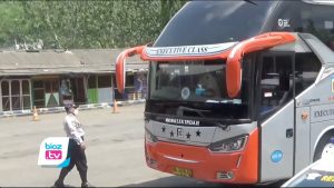 Pastikan kesiapan transportasi menjelang momen tahun baru 2022, sopir, kenek, hingga penumpang bus antar kota dalam provinsi (AKDP) yang masuk terminal Surodakan Kabupaten Trenggalek dilakukan tes urine. Kegiatan ini dilakukan secara random oleh tim gabungan BNNK, Polres, dan Dinas Perhubungan.