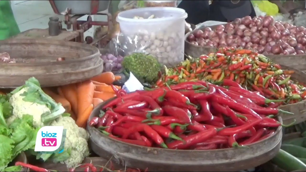 Menjelang Tahun baru 2022, harga cabe rawit di pasar tradisional Kabupaten Trenggalek mengalami kenaikan yang cukup signifikan. Pantauan di Pasar Basah Trenggalek, harga cabe rawit tembus 85 ribu rupiah per kilogramnya. Selain Cabe rawit, sejumlah kebutuhan pokok lain juga mengalami kenaikan.