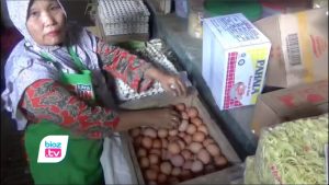 Menjelang pergantian tahun, harga kebutuhan pokok di pasar Tradisional Trenggalek terus merangkak naik. DI Kabupaten Trenggalek, salah satu komoditas yang mengalami kenaikkan adalah Telur, hingga akhir bulan Desember 2021, harga telur tembus hingga 30 Ribu Rupiah per kilogramnya.