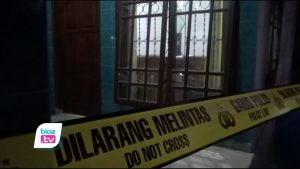 Diduga deoresi, pemuda 25 Tahun asal Desa Ngadisuko, Kecamatan Durenan, Kabupaten Trenggalek, Jawa Timur, nekat akhiri hidupnya dengan gantung diri di rumah. sebelum gantung diri, korban juga sempat menyayat kedua tangannya dengan pisau dapur. Korban di kenal pendiam dan jarang keluar rumah Diduga deoresi, pemuda 25 Tahun asal Desa Ngadisuko, Kecamatan Durenan, Kabupaten Trenggalek, Jawa Timur, nekat akhiri hidupnya dengan gantung diri di rumah. sebelum gantung diri, korban juga sempat menyayat kedua tangannya dengan pisau dapur. Korban di kenal pendiam dan jarang keluar rumah