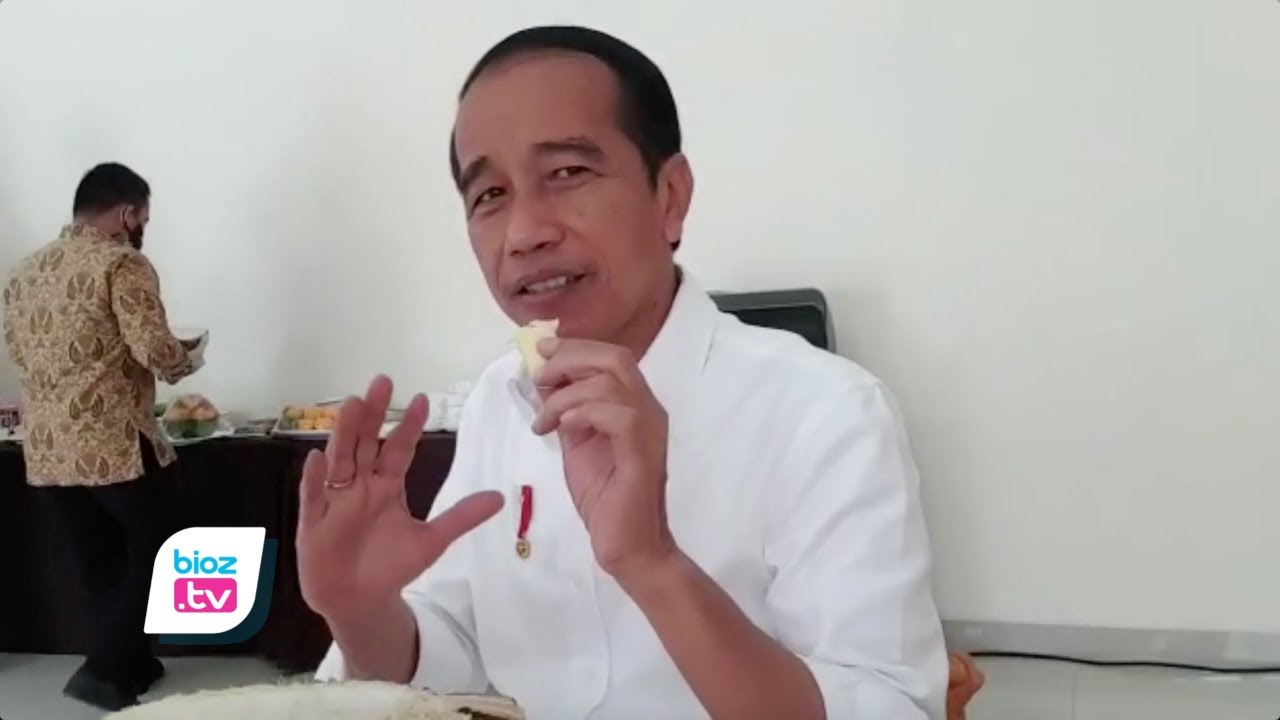 Review durian ripto, yang merupakan durian varian asli dari Kecamatan Watulimo, Kabupaten Trenggalek, Presiden Joko Widodo sebut durian Ripto ini durian paling enak. Selain itu rasa manisnya juga tidak seperti manisnya durian pada umumnya, manisnya Durian ripto dinilai pas dan tidak membuat cepat eneg.