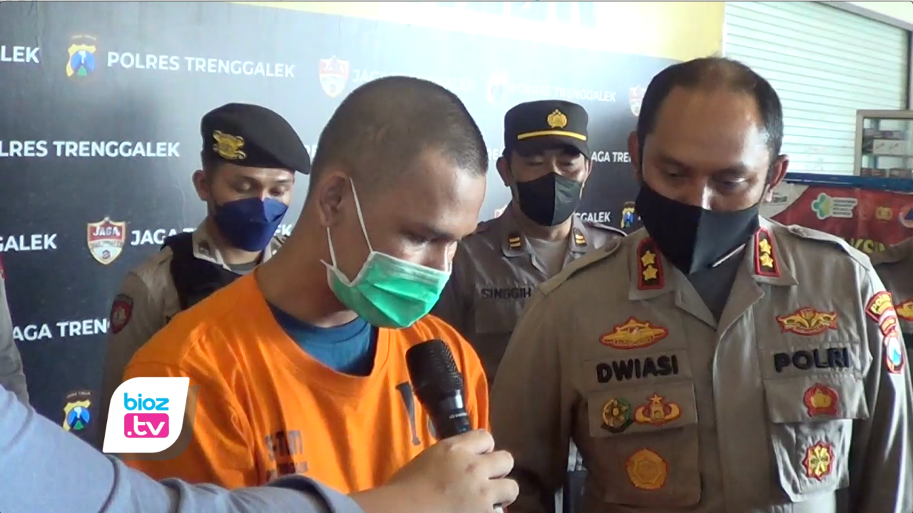 Diringkus Satreskrim Polres Trenggalek pelaku pembobolan akun marketplace dan rekening asal Sumatra akhirnya beberkan aksinya. Pelaku juga mempraktikkan cara membujuk korban melalui panggilan whatsapp dengan iming iming hadiah. Aksi ini dipelajari secara otodidak sejak satu bulan sebelum tertangkap.