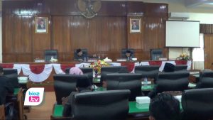 Pimpinan Badan pembuat peraturan daerah (Bapemperda) DPRD Trenggalek rangkap jabatan dengan alat kelengakapn DPRD (AKD) lainnya, DPRD Trenggalek akhirnya batalkan SK Ketua dan Wakil Ketua. Pembatalan SK ini dilakukan dalam rapat paripurna yang sekaligus penggantian nama pimpinan Bapemperda.