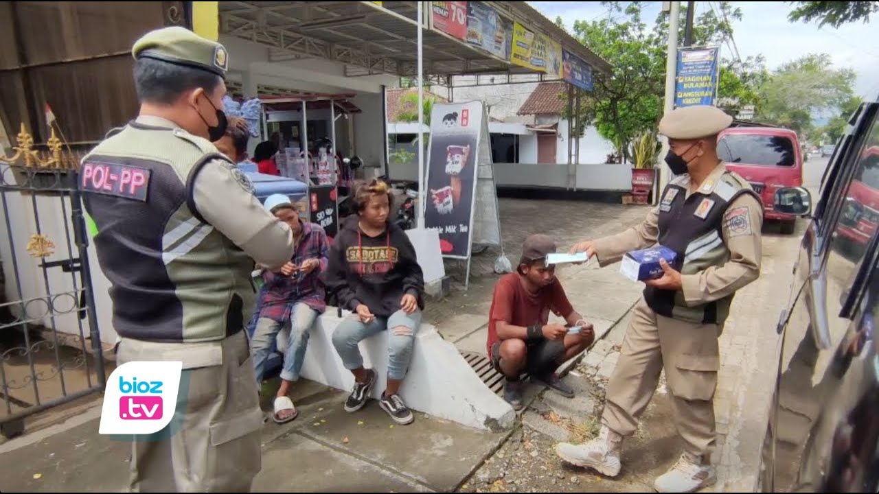 Keleleran di seputar minimarket dan Resahkan warga, 5 Anak jalanan yang ada di Kawasan Desa Nglongsor, Kecamatan Tugu, diciduk SatpolPP Trenggalek. Kelima anak jalanan ini diketahui sudah menginap disalah satu selasar mini market yang ada disana. Selain itu mereka juga mengamen di Trafic Light.