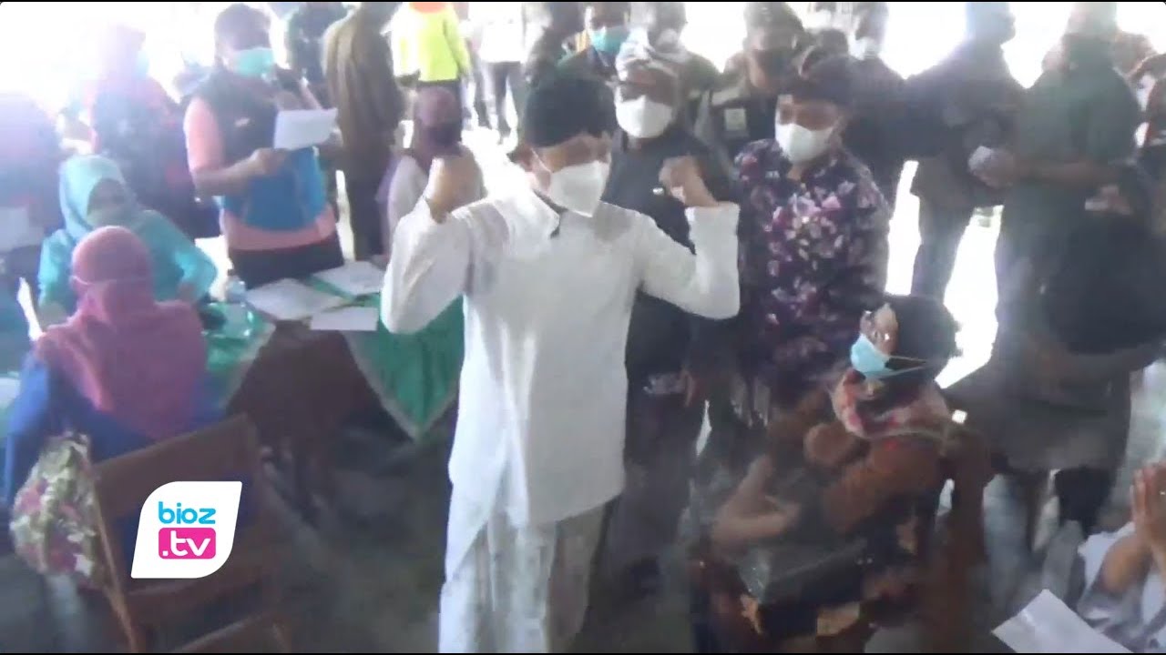 Tekan penyebaran Covid-19 varian Omicron, ribuan guru dan ASN dilingkup Pemerintah Kabupaten Trenggalek mulai jadi sasaran vaksinasi booster. Vaksinasi ini dilakukan sesuai dengan instruksi dari kementerian kesehatan, karena capaian vaksinasi masyarakat umum dan lansia sudah lampaui batas minimal.