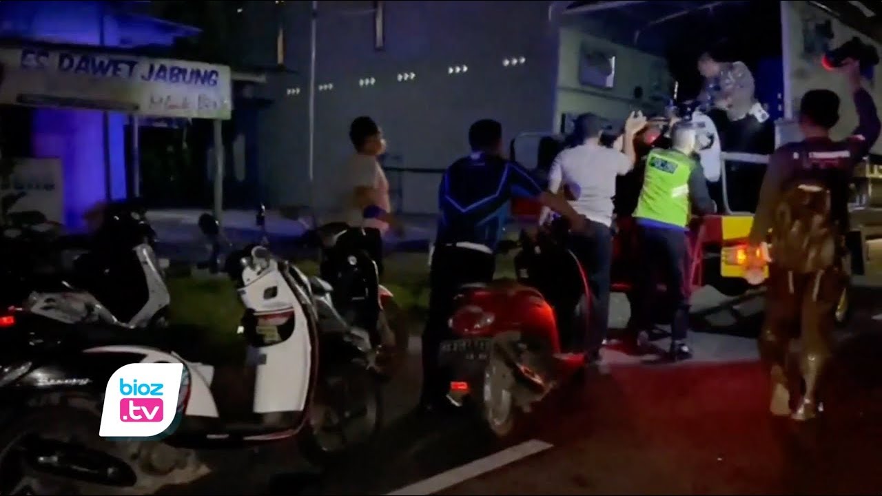 Grebek balap liar lepas tengah malam di Jalan Raya Ngadirenggo-Pogalan, Kabupaten Trenggalek, Jawa Timur, 30 motor yang diduga telibat akhirnya diangkut jajaran Satlantas Polres Trenggalek. Dari hasil pendataan, dari puluhan remaja yang terlibat aksi belap liar ini, diketahui jika 70% masih dibawah umur.