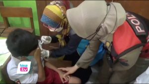 Vaksinasi Covid-19 terhadap anak di Trenggalek sudah dimulai, lebih dari 40 Ribu siswa SD tinggal menunggu giliran. Vaksinasi ini dilakukan dengan cara berkeliling ke sekolah sekolah, dan akan menyasar pada anak usia 6 hingga 11 Tahun. Selain siswa SD, vaksinasi ini juga akan menyasar siswa MI.