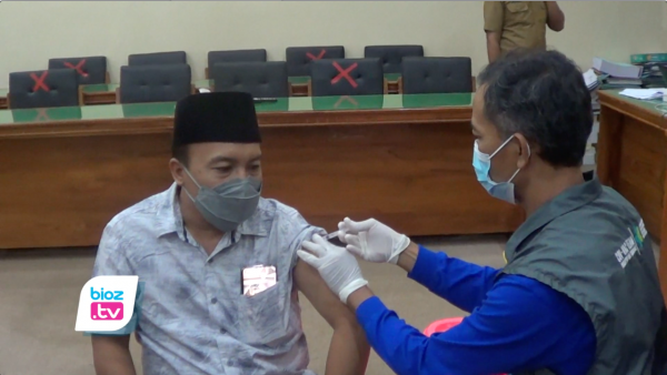 Antisipasi Penyebaran Omicron, Puluhan Anggota DPRD Trenggalek Jalani Vaksinasi Booster