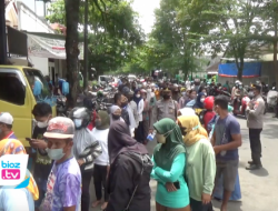 Langka & Mahal, Ratusan Warga di Trenggalek Antri Mengular Berburu Minyak Goreng Murah