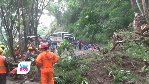 Valentine Day, Jalan Nasional Trenggalek-Ponorogo Tertimbun Longsor 5 Titik