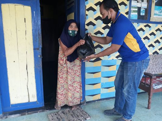Dorong Pemulihan Ekonomi Pada HUT Ke-7, PT Admira Trenggalek Bagikan Sembako dan Minyak Goreng