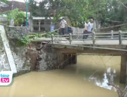 Ambrol Digerus Banjir, Jembatan di Gembleb Trenggalek Tutup Total