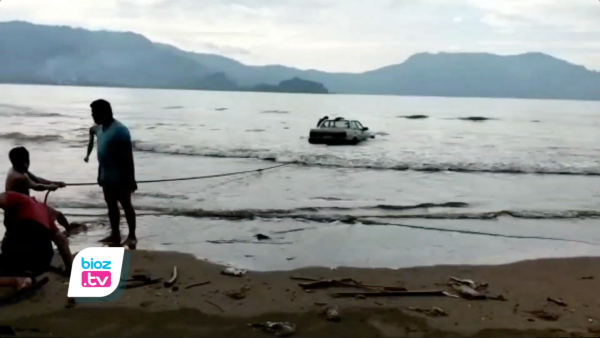 Berwisata di Pantai Cengkrong Trenggalek, Mobil Pengunjung Justru Terseret Ombak Pasang