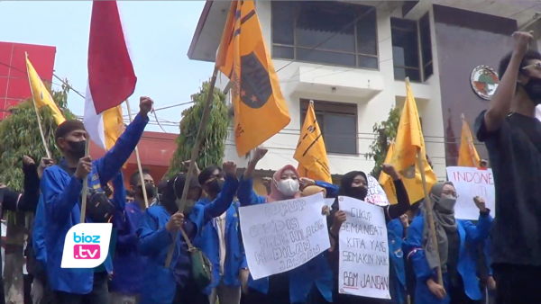 Demo Tolak Kenaikkan BBM, Minyak Goreng, & PPN, Mahasiswa Trenggalek Tahlilan Didepan DPRD