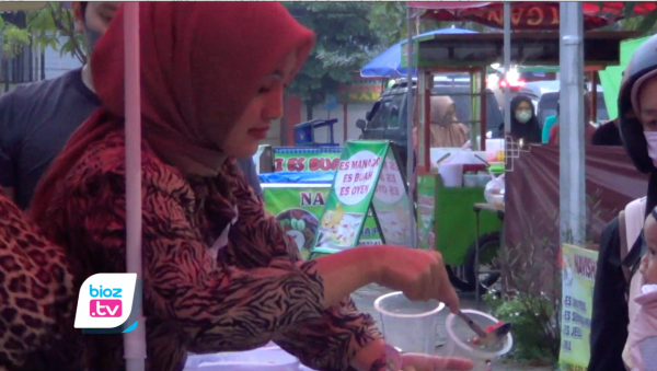 Jadi Lapak Takjil Paling Ramai di Pasar Pon Trenggalek, Begini Pengakuan Mahasiswi Owner Es Sultan