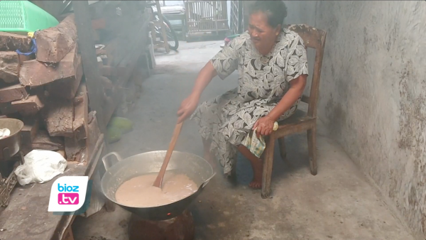 Minyak Goreng Mahal, Nenek DI Trenggalek Eksis Buat Sendiri Minyak Kelapa Sejak Belasan Tahun