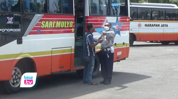 Musim Mudik Lebaran, Di Terminal Trenggalek Sopir Bus Hingga Kondektur di-Tes Urine