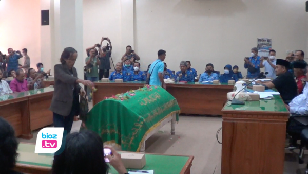 Keranda Makam Masuk & Nginap di Ruang Rapat DPRD Trenggalek, Warga Minta Jangan Dipindah