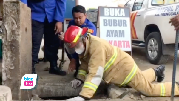 Kunci Motor Jatuh Diselokan, Warga di Trenggalek Lapor Minta Bantuan Satpol-PP & Damkar