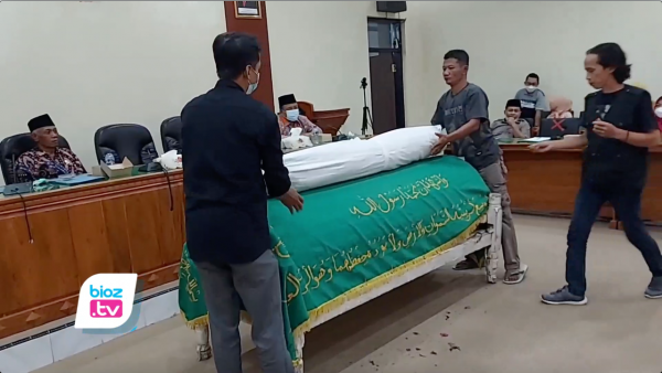 Tak Hanya Dapat Kiriman Keranda, DPRD Trenggalek Kembali Dapat Kiriman 2 Pocong Dari Kelutan