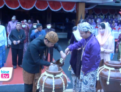 Momen Hari jadi Trenggalek Ke-828, Emil Dardak & Mas Ipin Reunian Basuh Air Suci Momen Hari jadi Trenggalek Ke-828, Emil Dardak & Mas Ipin Reunian Basuh Air Suci