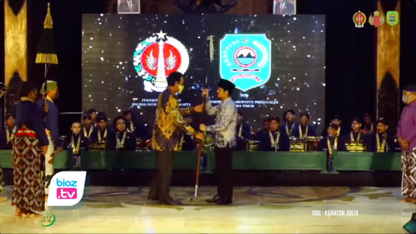 Di Trenggalek, Hamengkubuwono X Serahkan Pusaka Wos Wignyo Murti & Songsong Untuk Bupati