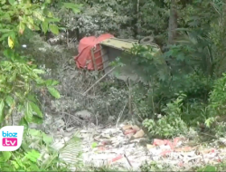 Gara Gara Disruduk Truk BBWS Brantas, Truk Muatan Material Bangunan Di Trenggalek Masuk Jurang