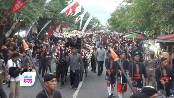 Muhibah Budaya di Trenggalek, Hamengkubuwono X Diarak Kereta Kencana Keliling Kota Hingga Senja