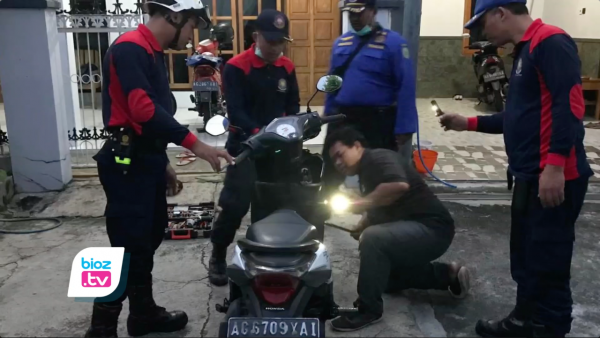 Ngumpet di Bok Motor Matic Warga Kelutan, Lagi Lagi seekor Ular Jadi Sasaran Damkar Trenggalek