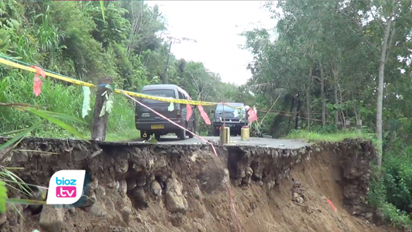 Diguyur Hujan, Jalan Kampak-Munjungan di Trenggalek Ambrol 20 Meter, Rumah Warga Terancam
