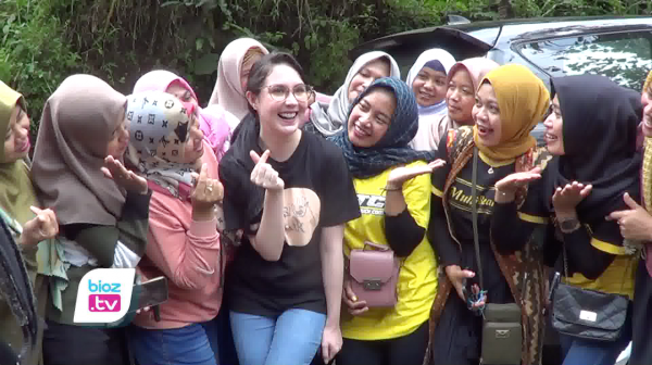 Dilokasi Longsor Trenggalek, Arumi Bachsin Ingatkan Warga Jaga Kesehatan & Tetap Sabar