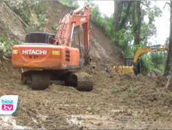 Jalan Tertimbun Longsor, Jalur Antar Kecamatan Trenggalek-Bendungan Sempat Lumpuh Total