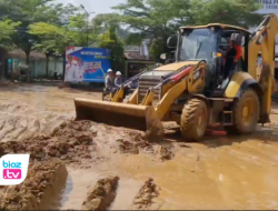 Kondisi Pasca Banjir Tasikmadu Trenggalek, Jalan Utama Prigi Masih Dipenuhi Lumpur Tebal
