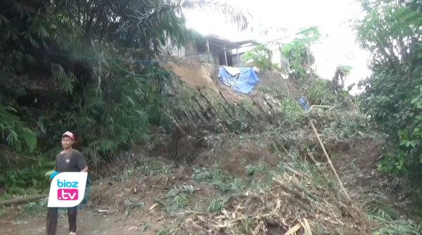 Tertimbun Tebing Longsor, Jalur Utama Kampak-Watulimo Lumpuh Total, Rumah Warga Terancam Hanyut
