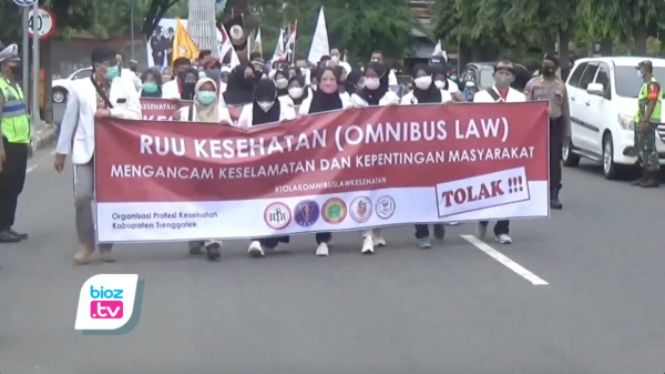 Break Sejenak Urusan Pasien, Puluhan Nakes di Trenggalek Turun Jalan Tolak RUU Kesehatan