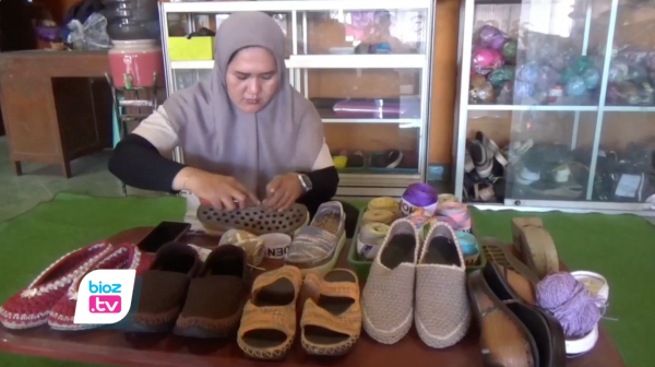 Iseng Buat Koleksi Pribadi, Sepatu Rajut Buatan Warga Trenggalek Diburu Penggemar Luar Kota