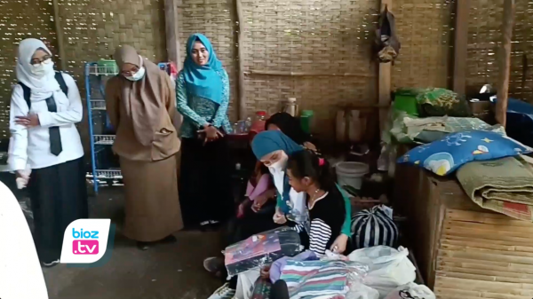 Rumah & Perlengkapan Sekolahnya Terkubur Longsor, Kondisi Salwa jadi Perhatian PKK Trenggalek
