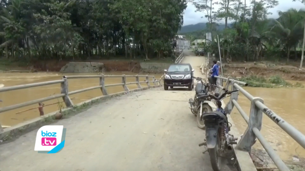 Tak Ada Jalan Lain, Warga Munjungan Trenggalek Nekat Melintasi Jembatan Patah di Daerahnya