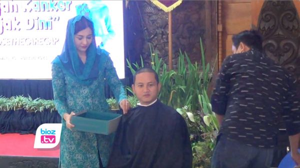 Gundul Demi Solidaritas Penyintas Kanker, Gaya Rambut Bupati Trenggalek Gak Kaya Fajar Sadboy Lagi