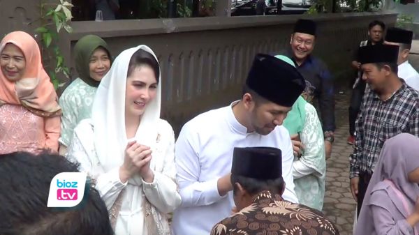 Beberapa Tahun Absen, Emil & Arumi Bachsin Kembali Nostalgia Lebaran Ketupat di Trenggalek