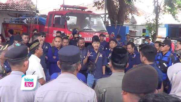 Buntut Baliho Tak Berijin DIbredel, Kader Nasdem Trenggalek Demo Kantor Satpol-PP.jpeg