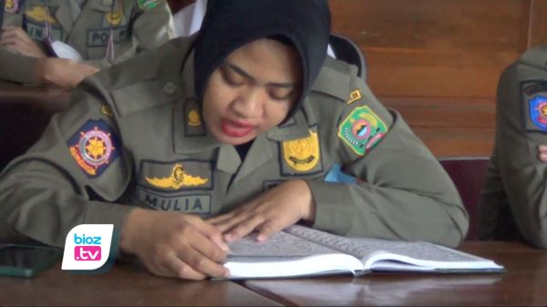 Satpol-PP Trenggalek Saat Ramadhan, Tetap Khusuk Tadarus Alquran Meski Kantor Didemo Kader Parpol